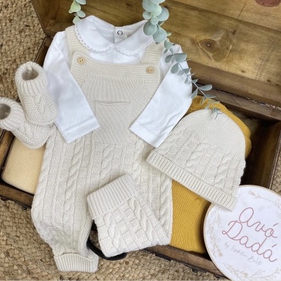 Conjunto&#x20;personalizado&#x20;de&#x20;jardineira,&#x20;body,&#x20;gorro&#x20;e&#x20;botinhas&#x20;inverno