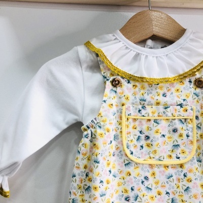 Vestido floral infantil com blusa branca em cabide