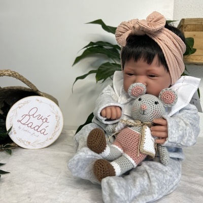 Boneca bebé a segurar rato de tricô e caixa redonda com texto Avó Dadá