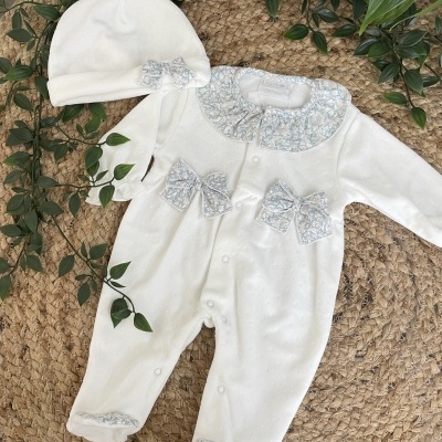 Macacão de bebé branco com detalhes florais azuis e gorro branco com laço