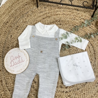Conjunto&#x20;de&#x20;jardineira&#x20;e&#x20;body&#x20;personalizado&#x20;de&#x20;malha&#x20;menino