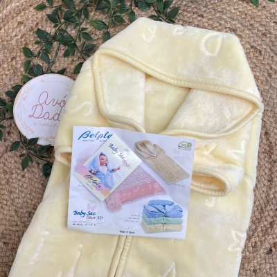 Fato de bebé amarelo com capuz e letras em relevo, com etiqueta Belpla