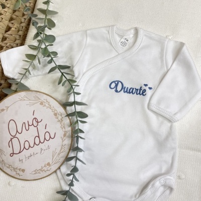 Body de bebé branco com bordado azul Duarte e planta verde em fundo branco com placa redonda