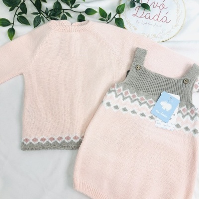 Conjunto de roupa de bebé em malha rosa e cinza com padrão geométrico e etiqueta azul