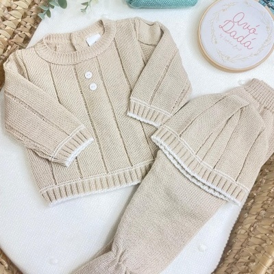 Conjunto&#x20;de&#x20;camisola,&#x20;cal&#x00E7;as&#x20;e&#x20;gorro