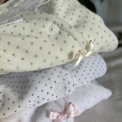 Três bodies de bebé com padrão de pontos e laços em cetim