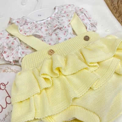 Conjunto&#x20;de&#x20;camisa&#x20;e&#x20;fofo&#x20;com&#x20;folhos