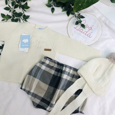 Conjunto de roupa de bebé creme, calções xadrez cinza e bege, gorro creme com pompom cinzento