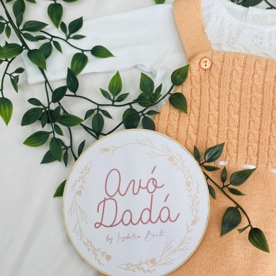 Macacão bebé pêssego com camisola branca e decoração verde, placa redonda com texto Avó Dadá