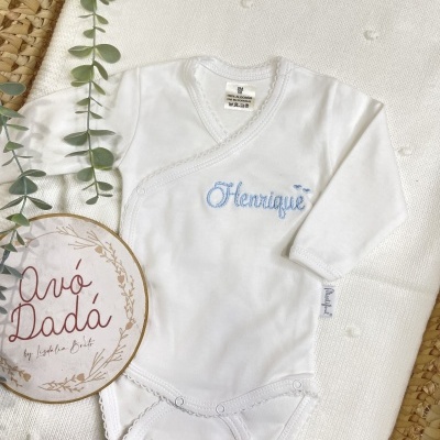 Body branco para bebé com bordado azul Henrique e decoração natural