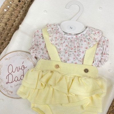 Conjunto&#x20;de&#x20;camisa&#x20;e&#x20;fofo&#x20;com&#x20;folhos