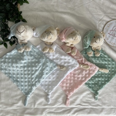 Quatro paninhos de gato de peluche coloridos com ursinhos e uma placa com texto em fundo branco