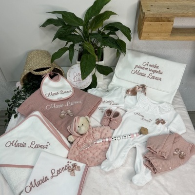 Conjunto de roupa e acessórios para bebé rosa e branco com nome bordado