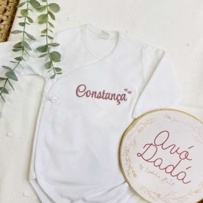 Body branco de bebé com bordado Constança e decoração ao lado