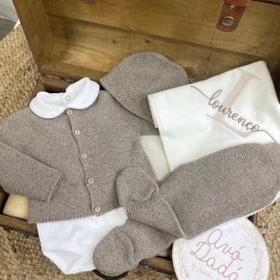 Conjunto&#x20;de&#x20;casaco,&#x20;cal&#x00E7;a&#x20;e&#x20;gorro&#x20;de&#x20;inverno