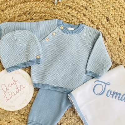 Conjunto&#x20;de&#x20;camisola,&#x20;cal&#x00E7;a&#x20;e&#x20;gorro