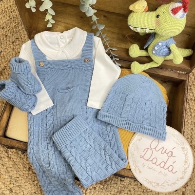 Conjunto&#x20;personalizado&#x20;de&#x20;jardineira,&#x20;body,&#x20;gorro&#x20;e&#x20;botinhas&#x20;inverno