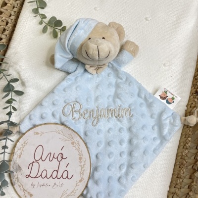 Peluches azul claro com rosto de urso bege e nome Benjamim bordado