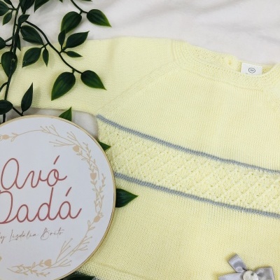 Camisola de bebé amarela com riscas cinzentas, texturas de malha, laço cinzento e bastidor bordado