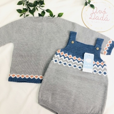 Conjunto de roupa de bebé em malha cinzenta com padrão geométrico e etiqueta Avó Dadá