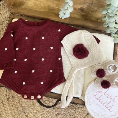 Conjunto&#x20;de&#x20;fofo,&#x20;touca&#x20;e&#x20;botinhas&#x20;de&#x20;inverno