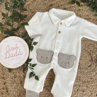 Macacão branco de bebé com bolsos de urso e placa redonda Avó Dadá