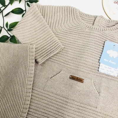 Conjunto&#x20;de&#x20;camisola,&#x20;cal&#x00E7;a&#x20;e&#x20;touca&#x20;em&#x20;malha