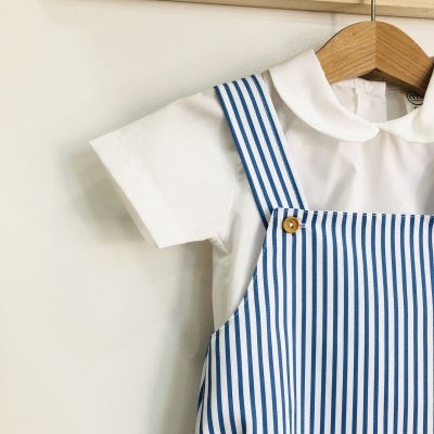 Conjunto infantil com camisa branca e jardineira riscada azul e branca