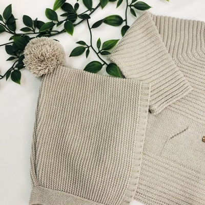 Conjunto&#x20;de&#x20;camisola,&#x20;cal&#x00E7;a&#x20;e&#x20;touca&#x20;em&#x20;malha