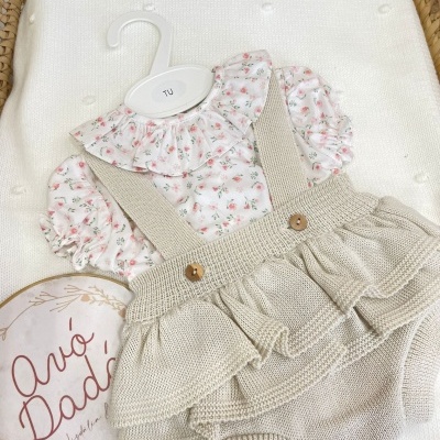 Conjunto&#x20;de&#x20;camisa&#x20;e&#x20;fofo&#x20;com&#x20;folhos