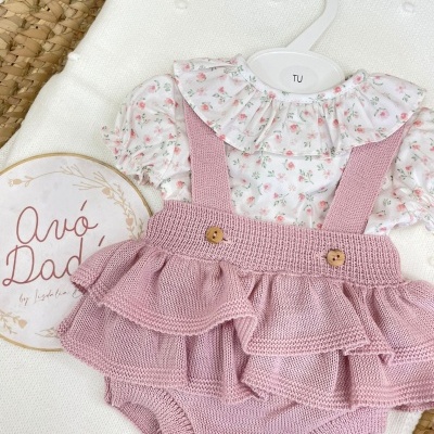 Conjunto&#x20;de&#x20;camisa&#x20;e&#x20;fofo&#x20;com&#x20;folhos