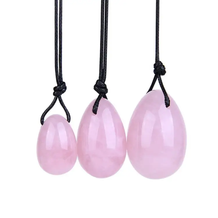 Ovos Yoni Quartzo Rosa - Com furo Três pendentes em forma de ovo rosa clara pendurados em cordões pretos