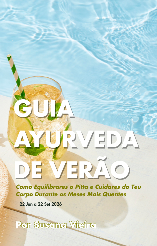 Guia Ayurveda Verão Bebida amarela com gelo e canudo na borda de piscina