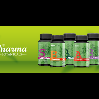 Suplementos alimentares em frascos coloridos e caixa TULSI sobre fundo verde Alvarma Botanicals