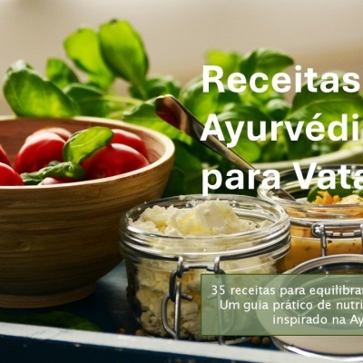 Taça de madeira com tomates e manjericão, frascos com queijo e creme, manjericão ao fundo sobre bandeja azul