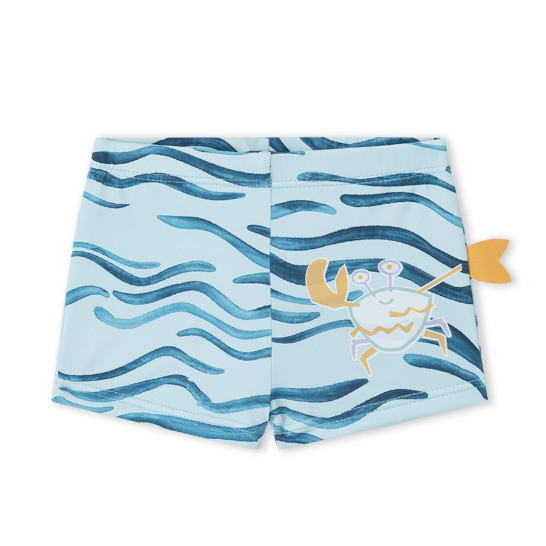 Calções de banho azul claro com padrão de ondas e caranguejo decorativo.