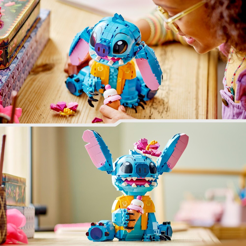 Figura Lego Stitch azul com colete amarelo e gelado em cones cor-de-rosa e branco sobre mesa de madeira.