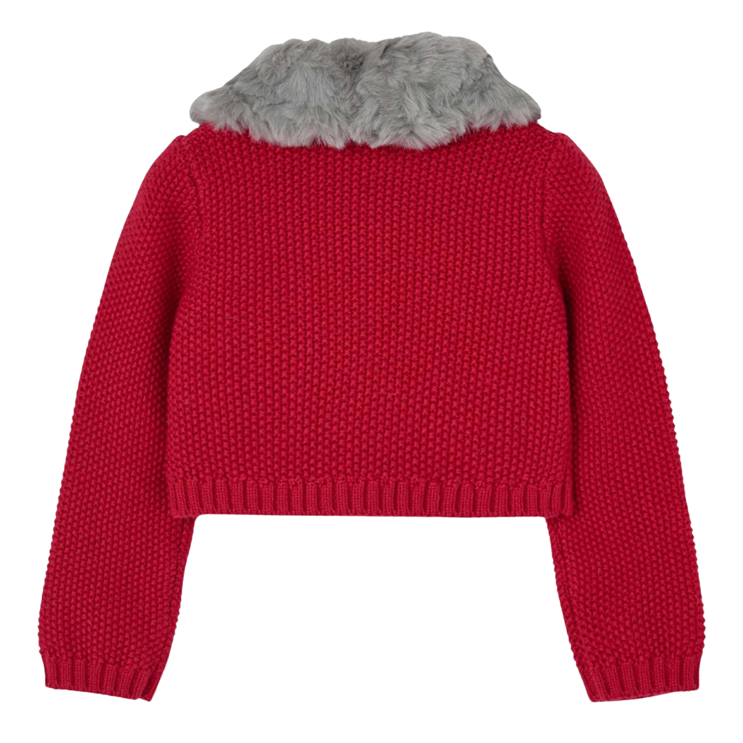 Camisola vermelha de malha com gola cinzenta peluda