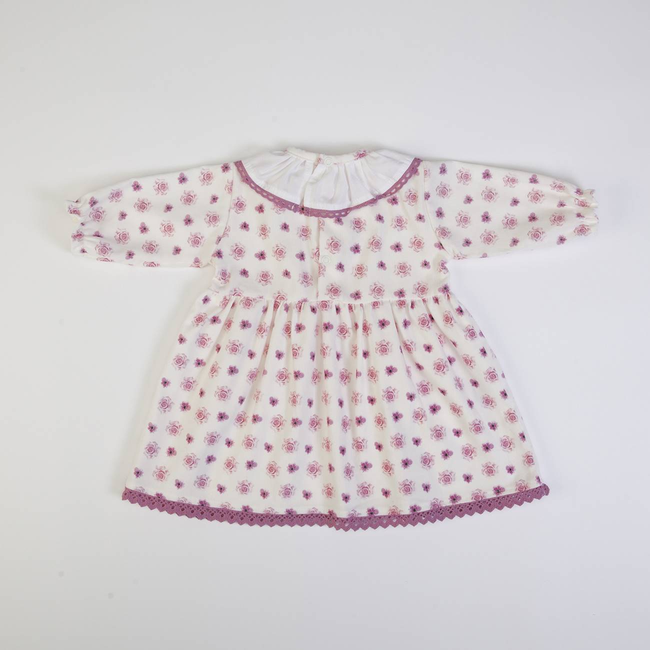 Vestido branco com padrão de flores rosa e detalhes roxos para bebé