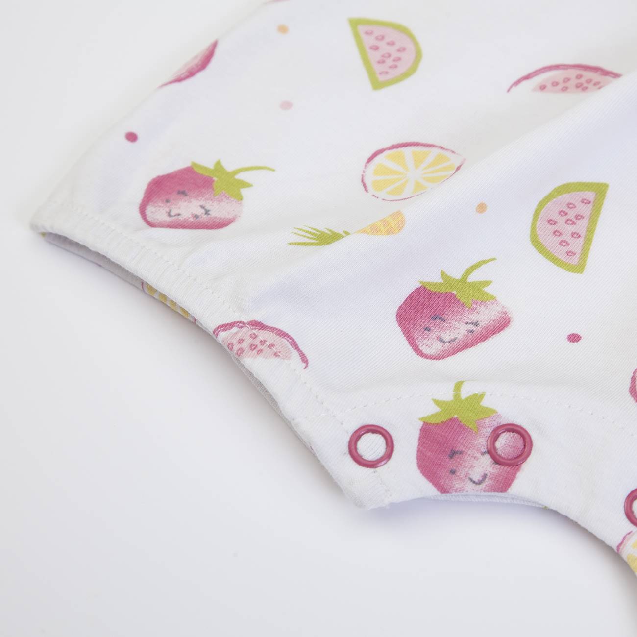 Pano branco com padrão colorido de frutas e detalhes sorridentes