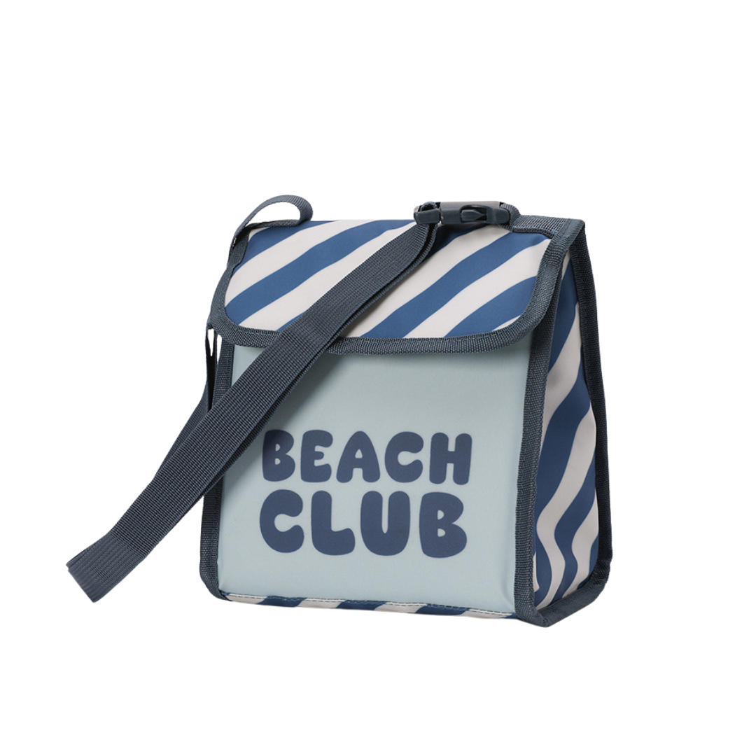 Saco com padrão azul e branco e inscrição BEACH CLUB.