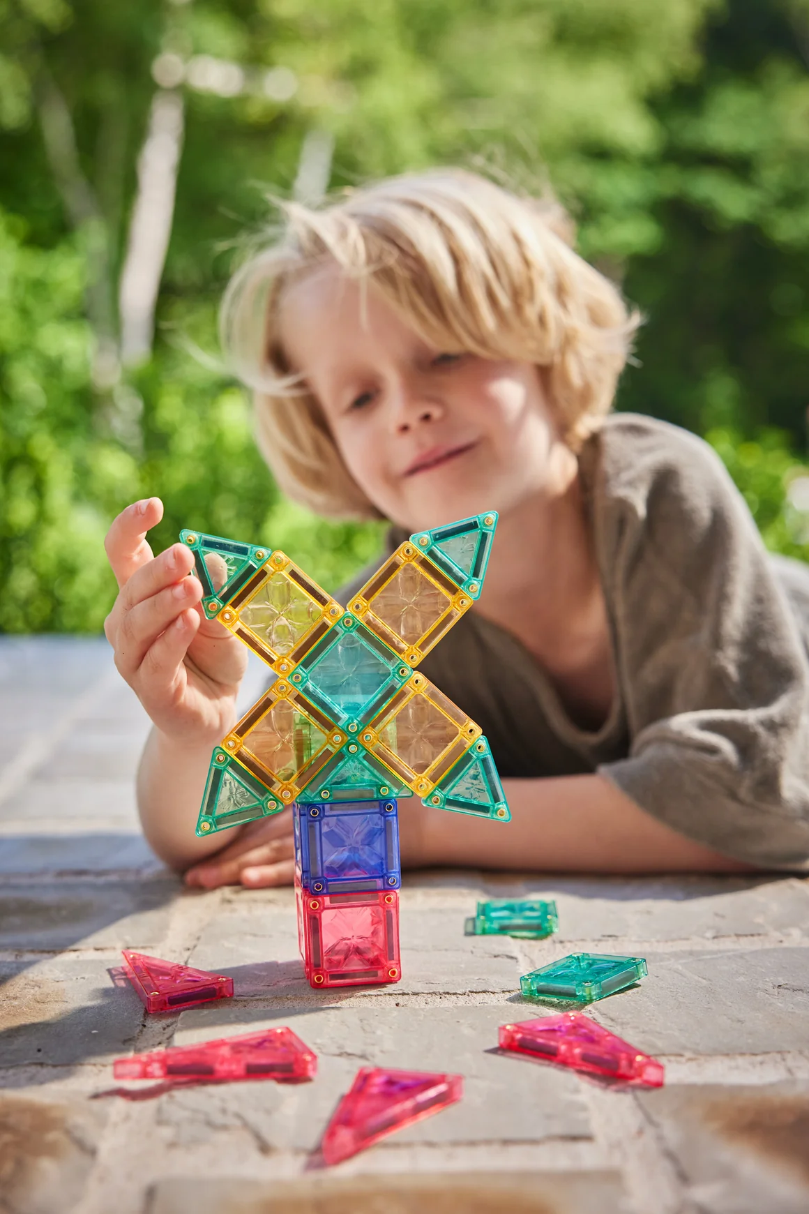 Brinquedo de construção em forma de moinho feito de peças de plástico coloridas translúcidas