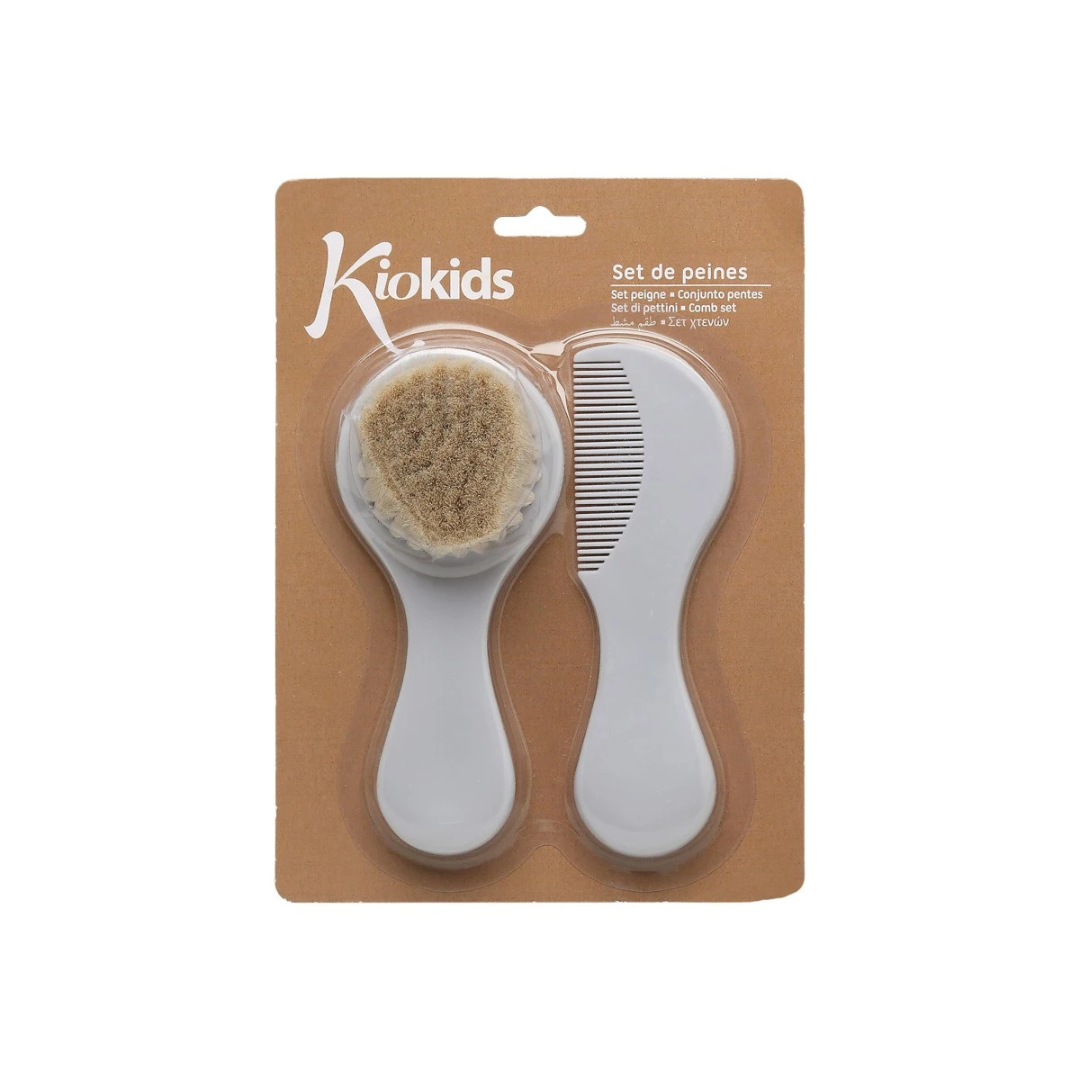 Set de pente e escova Kiokids para crianças, escova de cerdas naturais e cabo branco, pente branco embalados em cartão castanho.