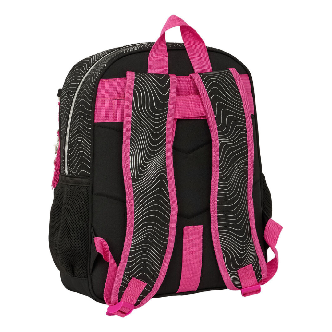 Mochila preta com alças com padrão de linhas onduladas e detalhes rosa