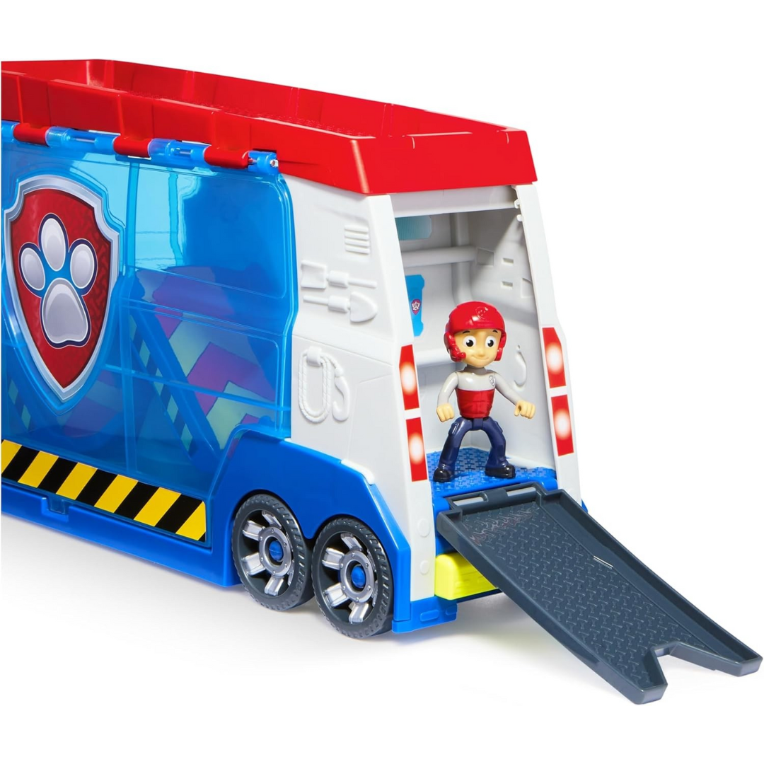 Veículo de brinquedo colorido azul, vermelho e branco com rampa traseira e figura humana