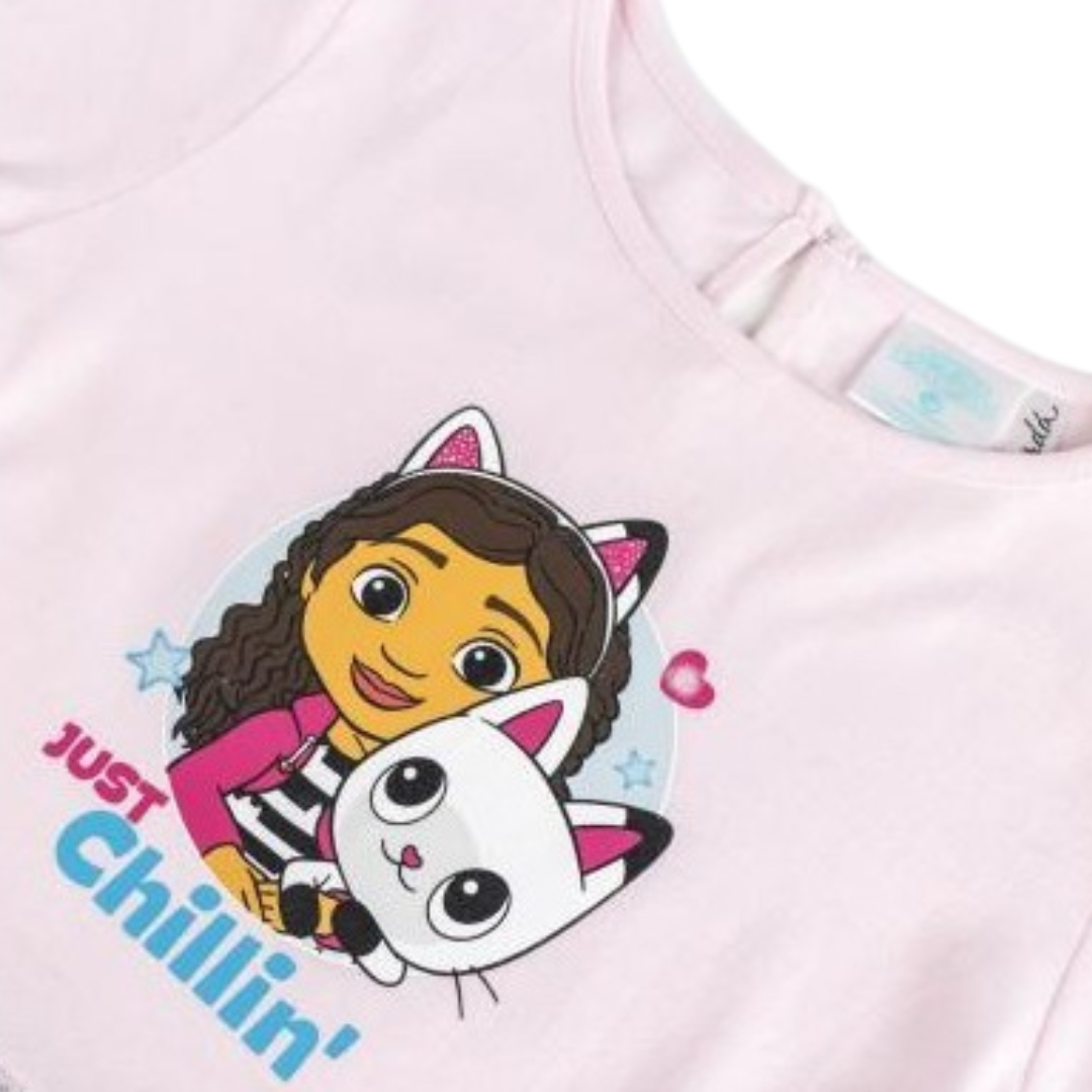 Camisola rosa clara com desenho de personagem e gato com orelhas de gato e texto 'JUST Chillin''.