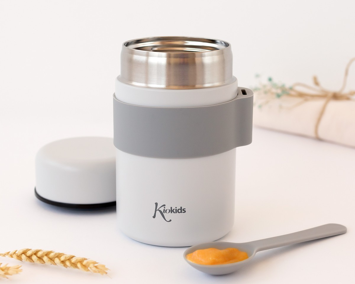 Recipiente térmico branco com tampa cinza e colher com purê