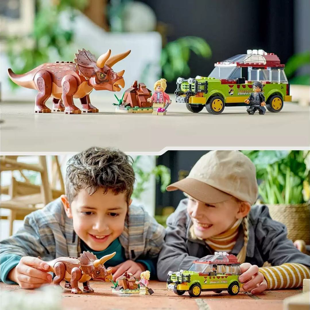 Brinquedos de blocos com dinossauro, mini figuras, carro JURASSIC PARK e duas crianças a brincar