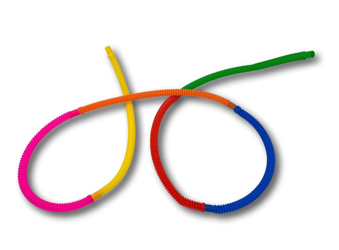 Tubos flexíveis coloridos com superfície enrugada.