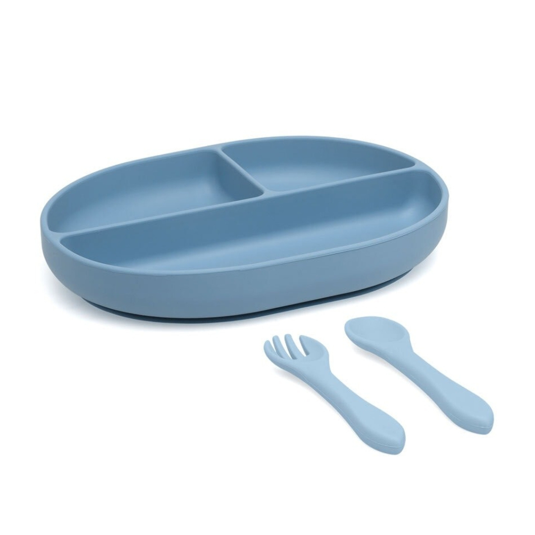 Prato dividido azul claro com garfo e colher em silicone